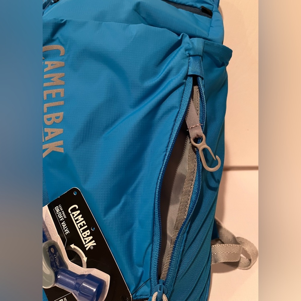 NWT - CAMELBAK Rogue Light 70oz. Hydration Pack - Repurpose Silver - Blue - Picture 7 of 11